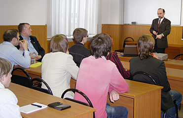 Владимир Валентинович Воеводин читает лекцию